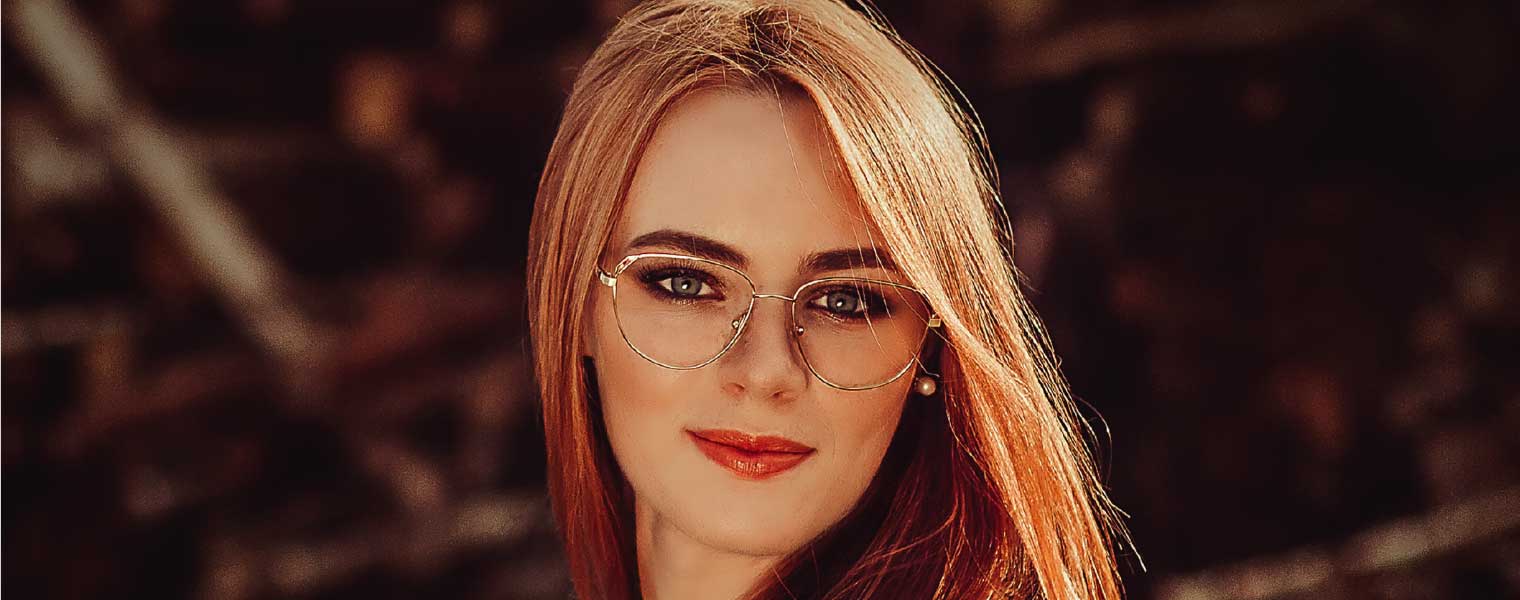 Woman wearing Nova Plus lenses