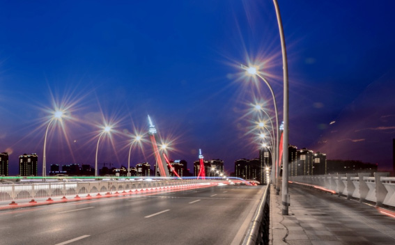 image of the road at night seen through glasses with anti reflection coating