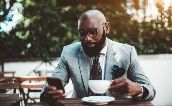 Man wearing Satin Plus UV lenses
using smart phone